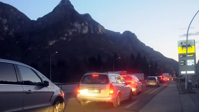 Il traffico da rietro dal weekand sull'alemagna SS 51. I turisti tornano dalla localitÃ turistiche e prendono l'autostrada A27