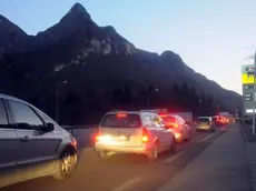 Il traffico da rietro dal weekand sull'alemagna SS 51. I turisti tornano dalla localitÃ turistiche e prendono l'autostrada A27