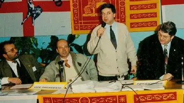 A destra un giovane Umberto Bossi sul palco del congresso fondativo della Lega Nord nel 1991 Qui sopra alcuni leghisti bellunesi nel 1994