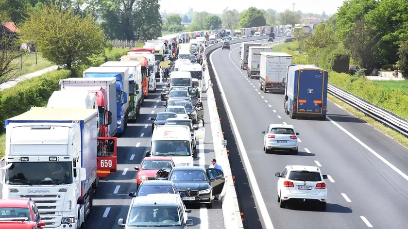 DE POLO - DINO TOMMASELLA - S.STINO DI L- IL SECONDO INCIDENTE IN A4 CON CODE IN AUTOSTRADA, ARRIVO ELICOTTERO