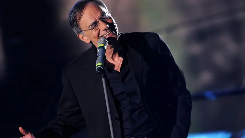 Il cantante Roberto Vecchioni a Sanremo. ANSA/CLAUDIO ONORATI