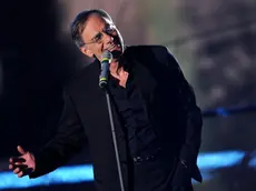 Il cantante Roberto Vecchioni a Sanremo. ANSA/CLAUDIO ONORATI