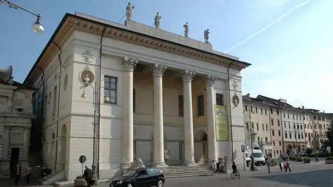 Belluno 2006. Il teatro comunale a Belluno. - Una veduta del teatro Comunale di Belluno