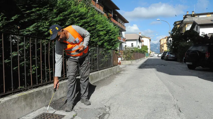 Un tecnico intento a disinfestare tombini e caditoie