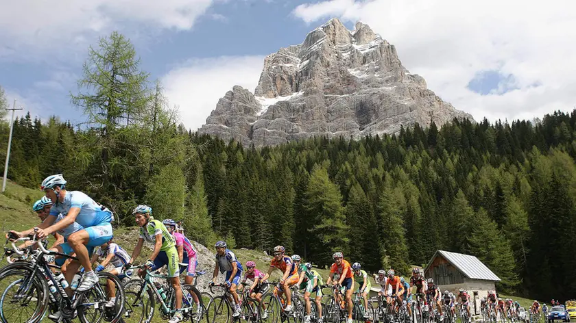 20060626 -PORDENONE - SPR - 89° GIRO D'ITALIA DI CICLISMO. Il gruppo sotto le Dolomiti durante la 19ma tappa dell'89° giro d'Italia di ciclismo, la Pordenone Monte S. Pellegrino. REMO MOSNA\ANSA\bt