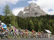 20060626 -PORDENONE - SPR - 89° GIRO D'ITALIA DI CICLISMO. Il gruppo sotto le Dolomiti durante la 19ma tappa dell'89° giro d'Italia di ciclismo, la Pordenone Monte S. Pellegrino. REMO MOSNA\ANSA\bt