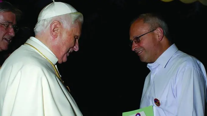 -OR- Prosegue il soggiorno estivo di Papa Benedetto XVI a Lorenzago di Cadore (Belluno). Nella serata di venerdÏ 20 luglio 2007, nel Castello di Mirabello in Lorenzago, il Santo Padre ha assisitito ad un concerto di cori alpini offerto in suo onore dalla Diocesi di Belluno-Feltre. Nel corso della serata - all'inizio della quale il Vescovo di Belluno-Feltre, Mons. Giuseppe Andrich, ha rivolto al Papa un indirizzo d'omaggio - si sono esibite le corali Cadore, Comelico, Cortina, Oltrepiave, Peralba, Rualan e San Vito, che hanno eseguito canti popolari dedicati alla "spiritualit‡ della montagna". Al termine del concerto, il Pontefice si Ë intrattenuto a lungo con le autorit‡ e con i numerosi fedeli del luogo. (Copyright L'OSSERVATORE ROMANO - Servizio Fotografico - photo@ossrom.va)