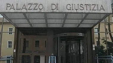 L’ingresso principale su via Segato del palazzo di giustizia di Belluno