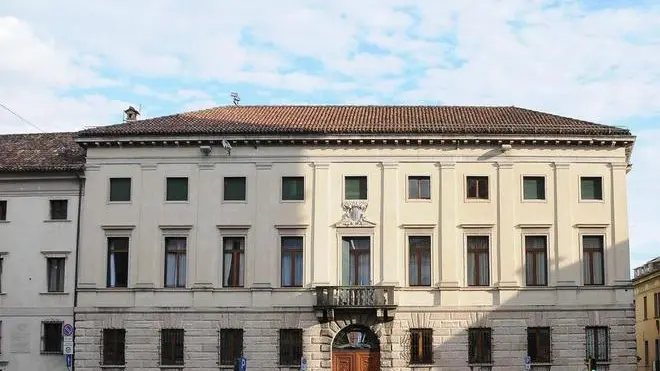 Palazzo Piloni, sede della Provincia di Belluno, senza le bandiere esposte - In alto la sede dell'ente a Palazzo Piloni A sinistra il consiglio provinciale che entro fine mese vota il bilancio