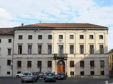 Palazzo Piloni, sede della Provincia di Belluno, senza le bandiere esposte - In alto la sede dell'ente a Palazzo Piloni A sinistra il consiglio provinciale che entro fine mese vota il bilancio