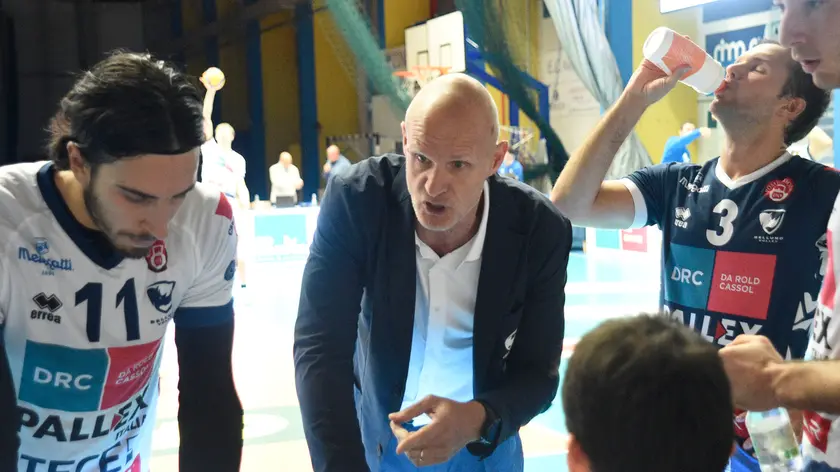 Matteo De Cecco durante un time out