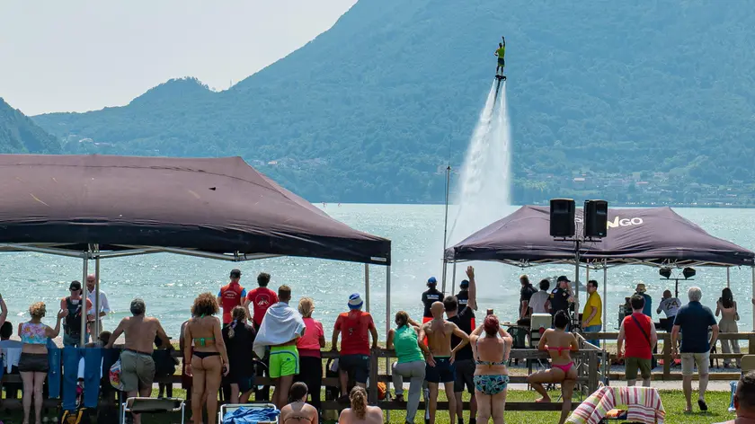 Una folla a Santa Croce per l'Alpago Air Show (foto Alessandro Sogne)