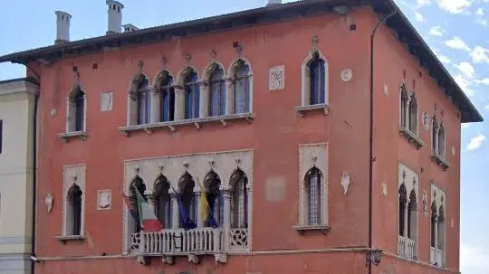 Una veduta di Palazzo Rosso, sede del municipio di Belluno