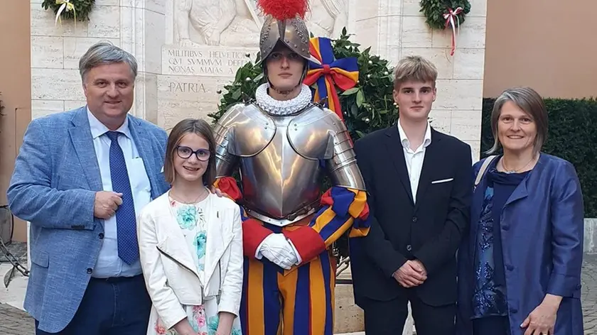 Gabriele Scaffetta, guardia svizzera originaria di Marsiai di Cesiomaggiore, al giuramento assieme alla famiglia