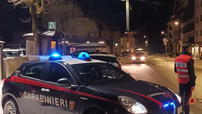 Una gazzella dei carabinieri durante un controllo serale