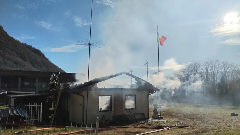 La sede deglpi alpini di Vas distrutta dal fuoco
