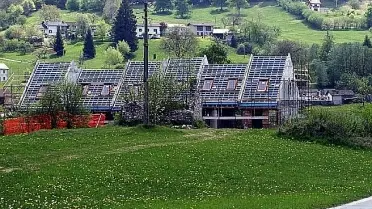 Una strada di Valmorel e un momento del rally bellunese