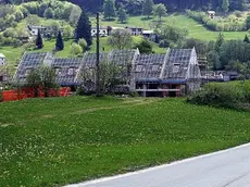 Una strada di Valmorel e un momento del rally bellunese