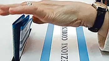 20060528 - ROMA - POL - AMMINISTRATIVE: DOMENICA AI SEGGI PER MILIONI DI ELETTORI - Un elettore depone il suo voto nell'urna oggi in un seggio elettorale di Roma. E' cominciato stamani alle 8 il weekend elettorale che vede impegnati quasi 20 milioni di italiani, chiamati al voto per le elezioni amministrative (comunali e provinciali) in diverse italiane e per le elezioni regionali siciliane. ALESSANDRO DI MEO/ANSA/TO