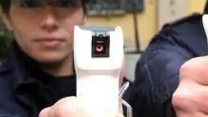 Una bomboletta di spray al peperoncino per le forze dell’ordine