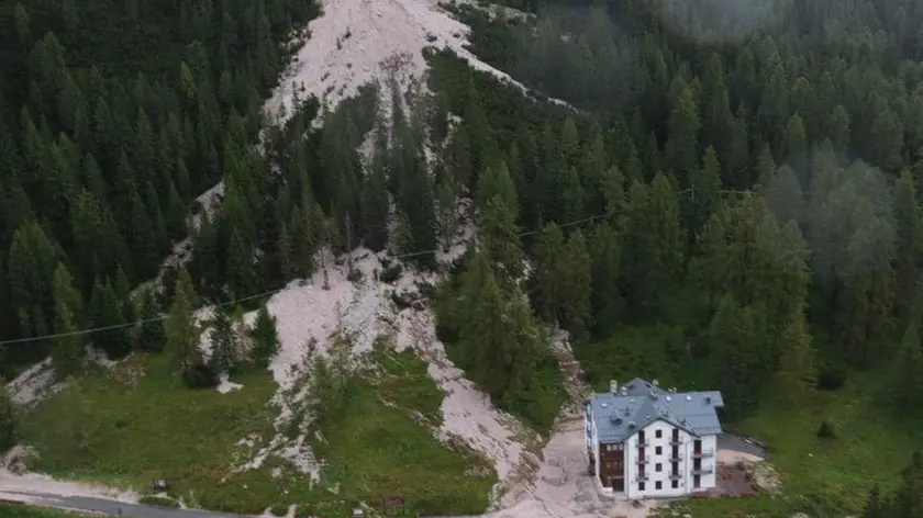Una immagine ripresa da Veneto Strade della colata di materiale al passo Tre Croci