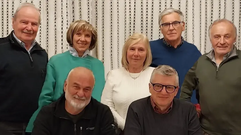 Il gruppo di dipendenti della Safilo di Calalzo che hanno realizzato il libro assieme a Pier Mario Fop
