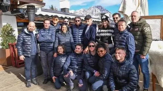 Briatore a Cortina con lo staff del ristorante El Camineto