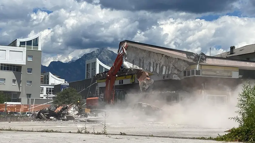 La demolizione del distributore Agip di Baldenich a Belluno