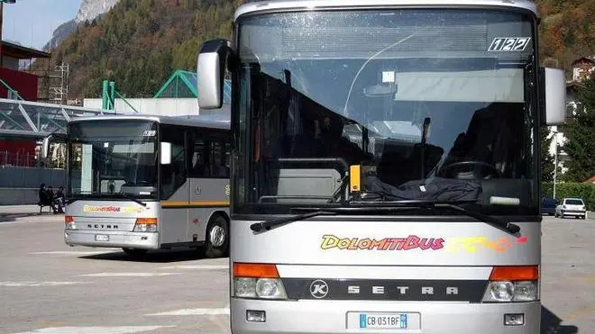 Agordo (BL), 26 Ottobre 2005, Stazione Dolomitibus - Agordo (BL), 26 October 2005, Dolomitibus station - Le tariffe pubblicate da Dolomiti bus sono in vigore dal 1º settembre