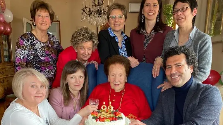 I festeggiamenti per il compleanno di Gabriella Piccolotto, benefattrice della casa di riposo Testolini di Limana intitolata al marito