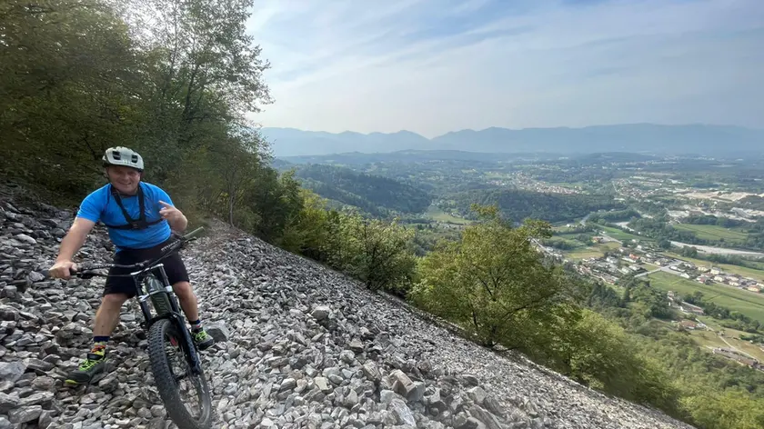 Fabio Lo Re in sella alla sua bicicletta