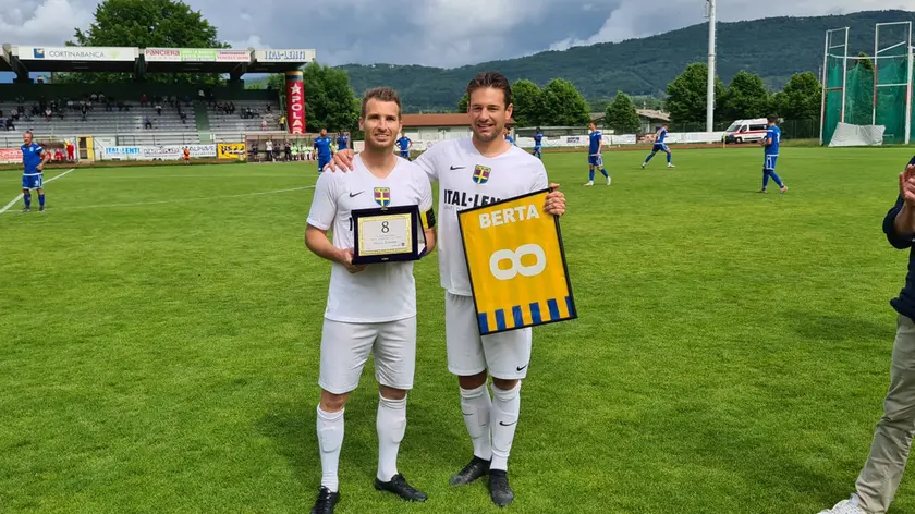Simone Bertagno con la maglia donatagli da capitan Simone Corbanese
