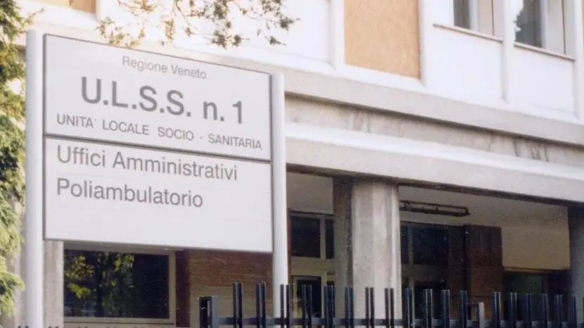 Alla sede della Usl in via Feltre ieri sono arrivati anche dipendenti di altri uffici pubblici tutti con in mano le cartelle pazze inviate dall'Erario
