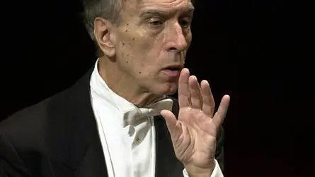 20050627 - ROMA - SPE - MUSICA: ABBADO APRIRA' LA STAGIONE LIRICA DI MODENA. Una immagine di archivio ritrae il maestro Claudio Abbado. Si aprira' il 18 settembre, con 'Il flauto magico' di Mozart, diretto da Claudio Abbado, la stagione lirica 2005-2006 del teatro Comunale di Modena, il cui cartellone e' stato presentato nella mattina. Abbado, alla guida della Mahler chamber orchestra, torna dunque a Modena, dove due stagioni orsono ha proposto, applauditissimo, un altro titolo mozartiano, 'Cosi' fan tutte': l'allestimento del 'Flauto magico' (che replichera' anche il 20 settembre) e' quello che ha debuttato poche settimane fa a Reggio Emilia, con la regia di Daniele Abbado, figlio del maestro. Fra gli interpreti, Rene' Pape, Christoph Strehl, Dorothea Röschmann, Hanno Müller-Brachmann e Magdalena Kozena. RICCARDO MUSACCHIO/ARCHIVIO - ANSA - KRZ