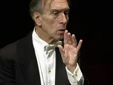 20050627 - ROMA - SPE - MUSICA: ABBADO APRIRA' LA STAGIONE LIRICA DI MODENA. Una immagine di archivio ritrae il maestro Claudio Abbado. Si aprira' il 18 settembre, con 'Il flauto magico' di Mozart, diretto da Claudio Abbado, la stagione lirica 2005-2006 del teatro Comunale di Modena, il cui cartellone e' stato presentato nella mattina. Abbado, alla guida della Mahler chamber orchestra, torna dunque a Modena, dove due stagioni orsono ha proposto, applauditissimo, un altro titolo mozartiano, 'Cosi' fan tutte': l'allestimento del 'Flauto magico' (che replichera' anche il 20 settembre) e' quello che ha debuttato poche settimane fa a Reggio Emilia, con la regia di Daniele Abbado, figlio del maestro. Fra gli interpreti, Rene' Pape, Christoph Strehl, Dorothea Röschmann, Hanno Müller-Brachmann e Magdalena Kozena. RICCARDO MUSACCHIO/ARCHIVIO - ANSA - KRZ