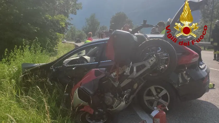 La moto finita addosso all'auto a Caorera di Quero-Vas