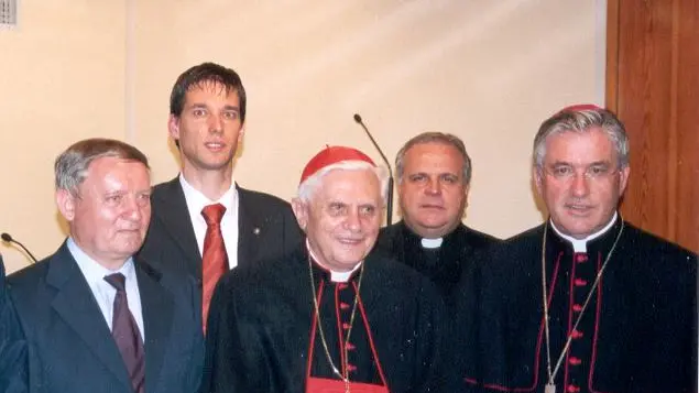 Il cardinale Ratzinger in visita a Col Cumano