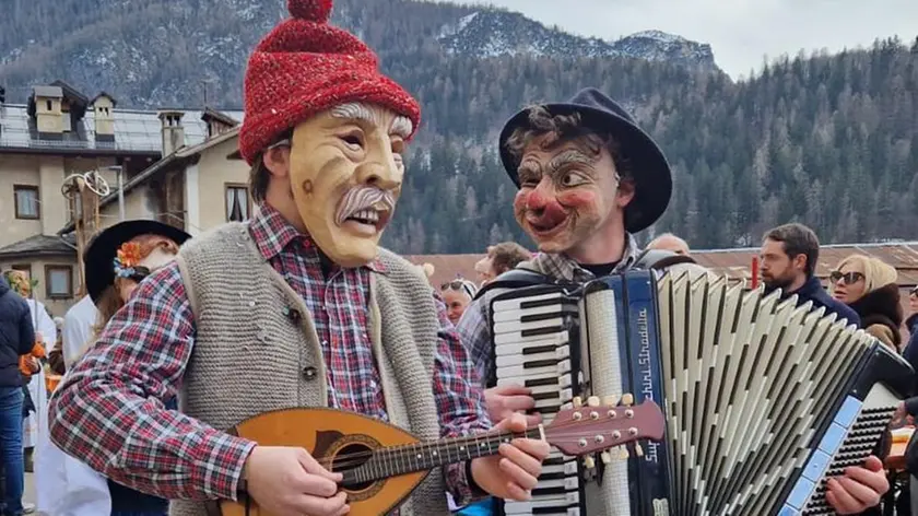 Due partecipanti alla sfilata del Carnevale di Fornesighe