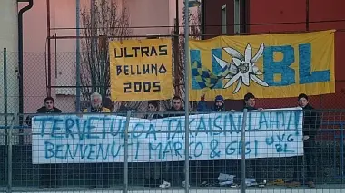 I tifosi con lo striscione per i neo arrivati