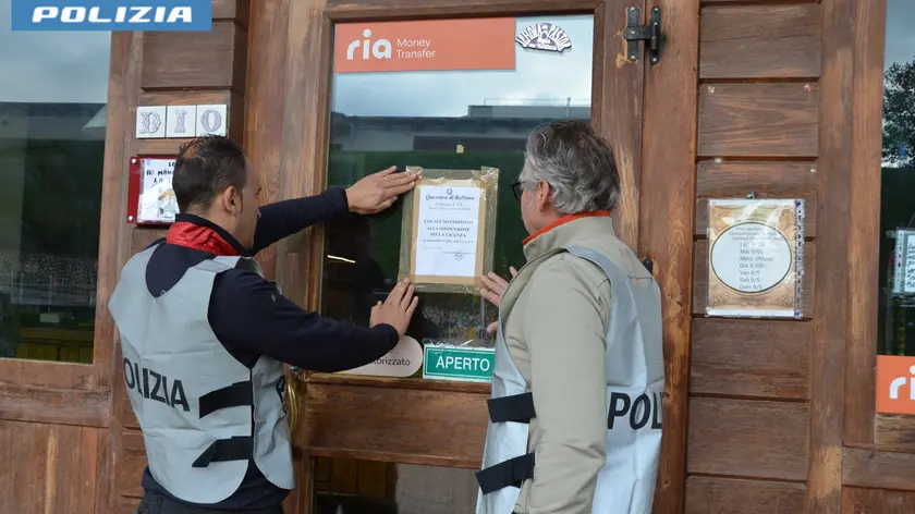L'affissione del provvedimento all'esterno del locale di Setteville