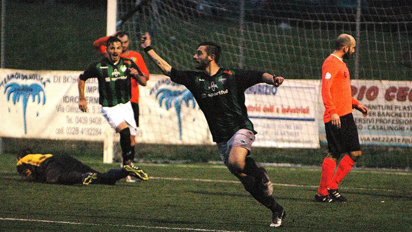 Gianmarco Brotto esulta dopo uno dei tre gol all'Arzignanochiampo