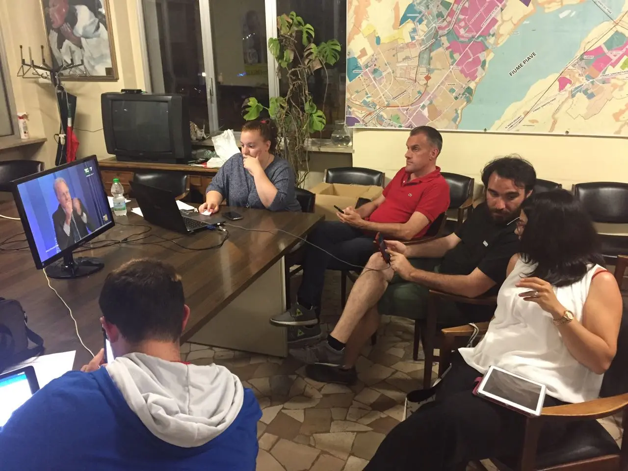 L'attesa nella sede del Partito Democratico di Belluno