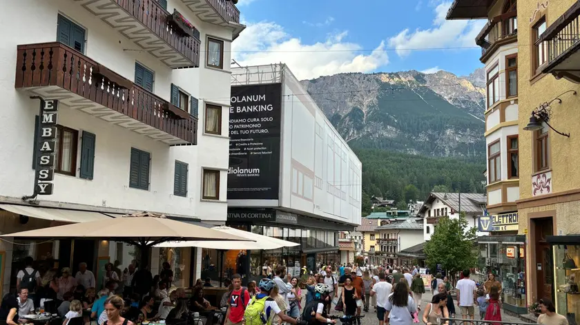 Corso Italia a Cortina affollata di turisti