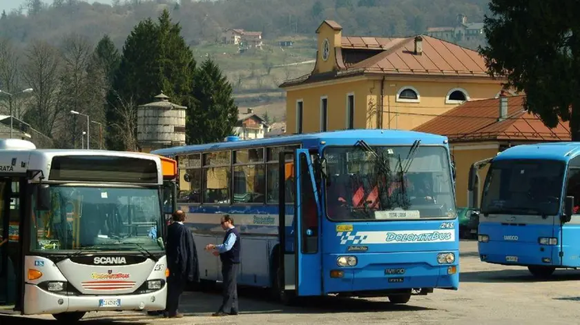 Feltre, stazione degli autobusI mezzi Dolomitibus parcheggiati alla stazione ferroviaria Domani si fermano i pullman della Dolomitibus