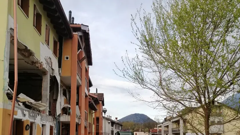 La parete sfondata dall'esplosione e i calcinacci volati in via Rio