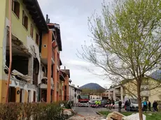 La parete sfondata dall'esplosione e i calcinacci volati in via Rio