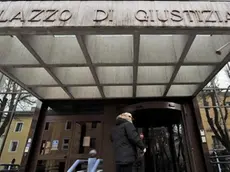 Belluno, 9 marzo 2010. L'ex Comandante dei vigili urbani Danilo Salmaso si rpesenta in tribunale per il processo a suo carico per omissione in atti. - L'ex comandante dei vigili urbani di Belluno Salmaso mentre entra in tribunale