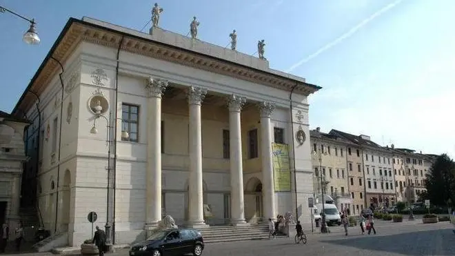 Belluno 2006. Il teatro comunale a Belluno. - Una veduta del teatro Comunale di Belluno