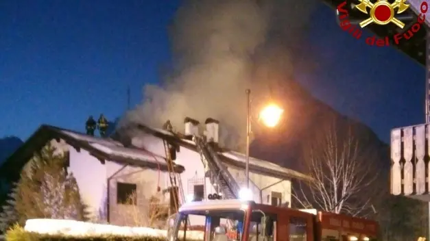 L'incendio a Sappada (foto Vigili del Fuoco)