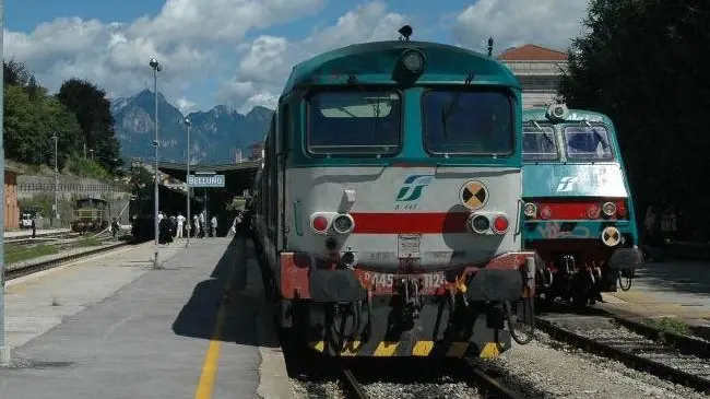 Belluno, 27 agosto 2006. Incrocio di due trani regionali a Belluno.